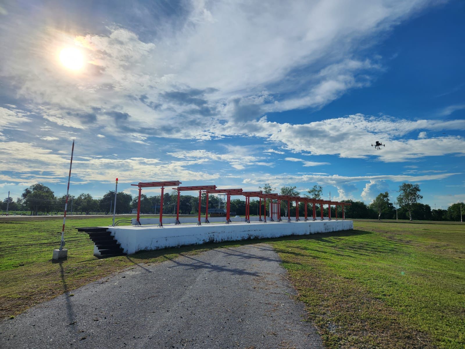Drone performing radio measurements above an ILS localizer antenna array